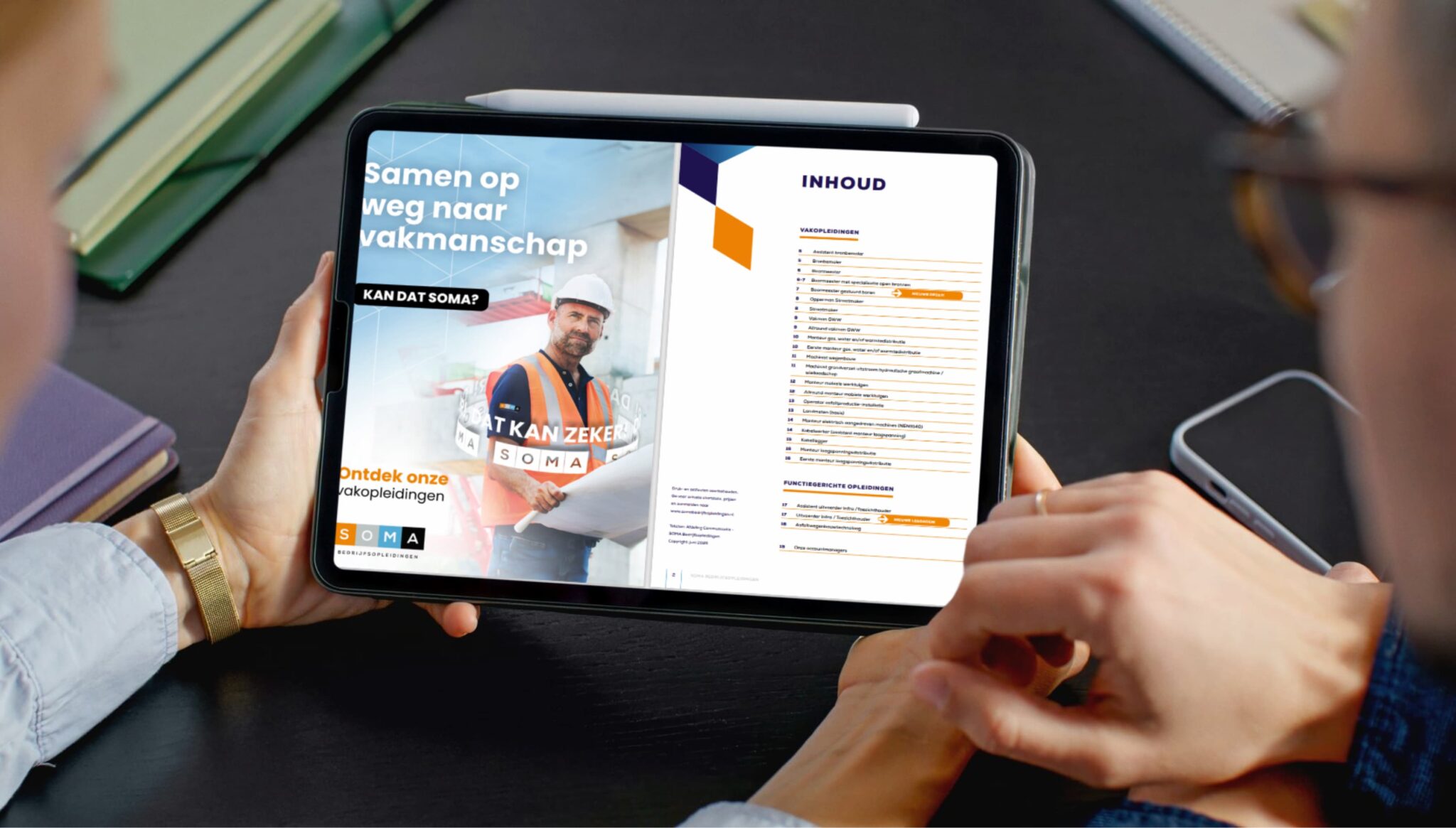 Digitale brochure SOMA Bedrijfsopleidingen geopend op tablet – inhoud en opleidingen zichtbaar