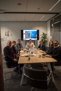 Minister van Aruba laat zich inspireren door infra-onderwijs bij SOMA