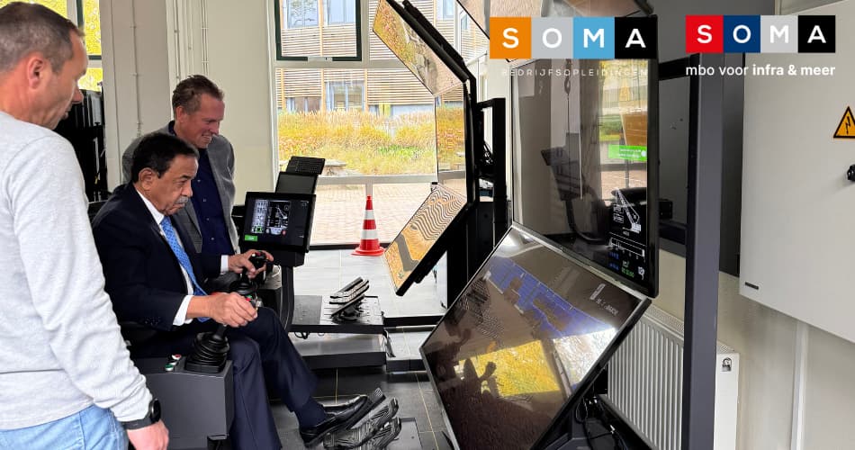 Minister van Aruba op een simulator met hijskraan bij SOMA in Harderwijk