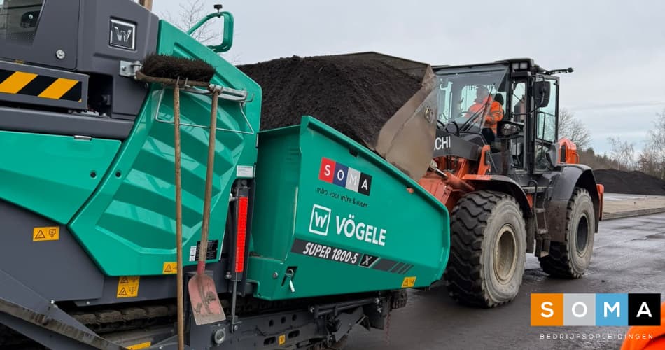 Werken op een asfaltafwerkmachine, balk of wals leer je bij SOMA Bedrijfsopleidingen in de praktijk.