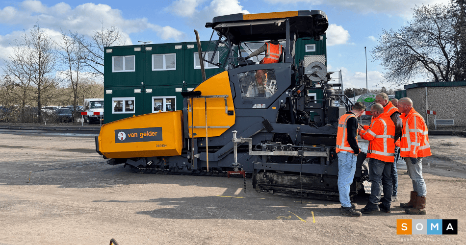 Uitwisselbaarheid in de asfaltploeg is te leren tijdens de cursus Praktijktraining Asfalt bij SOMA Bedrijfsopleidingen.