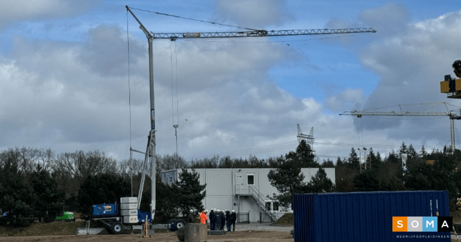op het SOMA terrein staat een bouwkraan waarmee we instructie kunnen geven over Veilig Aanslaan van Lasten