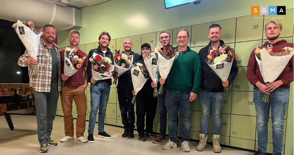 Geslaagde vakmensen vieren het behalen van hun diploma Uitvoerder Infra. In oktober reikte SOMA Bedrijfsopleidingen op zes locaties in totaal 43 diploma's uit.